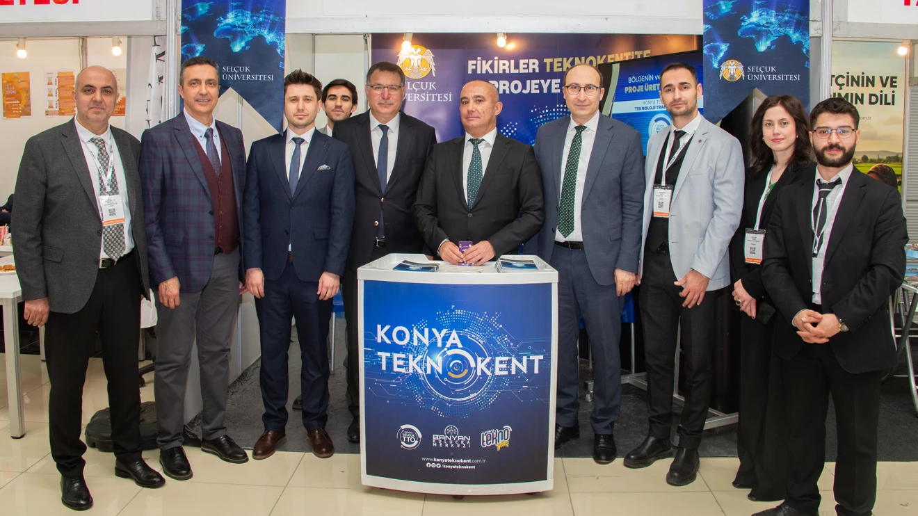 Bakan Yumaklı’dan Selçuk Üniversitesi standına ziyaret